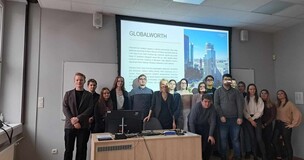 Zdjęcie grupowe studentów wraz z prowadzącą wykład 