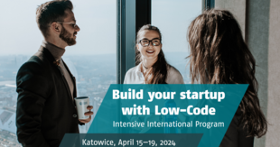 zdjęcie studentów oraz napis Build your startup with Low-Code