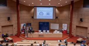 aula, na podium prowadzący