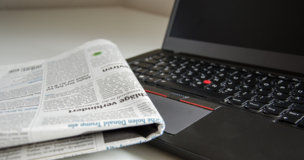 laptop z gazetą