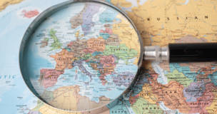 mapa świata oraz lupa położona na Europę