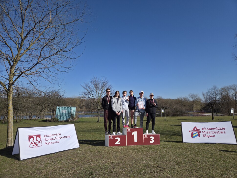 zdjęcie grupowe uczestników UE Katowice na podium