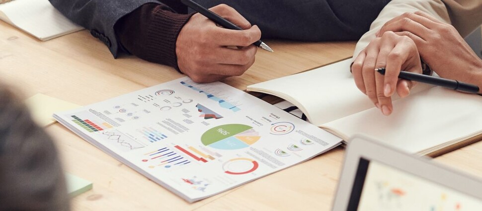 Artykuł współautorstwa naszego pracownika w czasopiśmie  Journal of Environmental Management wydawnictwa Elsevier - zdjęcie przedstawia stół wraz z notatkami i wykresami oraz dłońmi osób