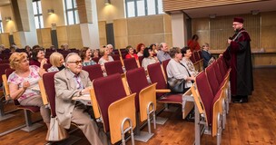 prof. Wolny ze sluchaczami