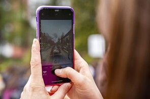 Kobieta robiąca zdjęcie telefonem