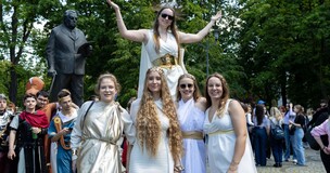 Studentki w barwnych strojach inspirowanych mitologią grecką podczas korowodu otwierającego Juwenalia Śląskie 2025