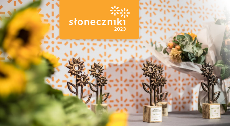 zdjęcie statuetek oraz napis "Słoneczniki 2023"