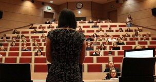 prof. Karen Niven mówiąca do publiczności