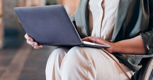 Uniwersytet Ekonomiczny w Katowicach uzyskał dofinansowanie realizacji projektu pn. "UEKat dostępny – program wsparcia procesu kształcenia dla osób ze szczególnymi potrzebami" [logo]