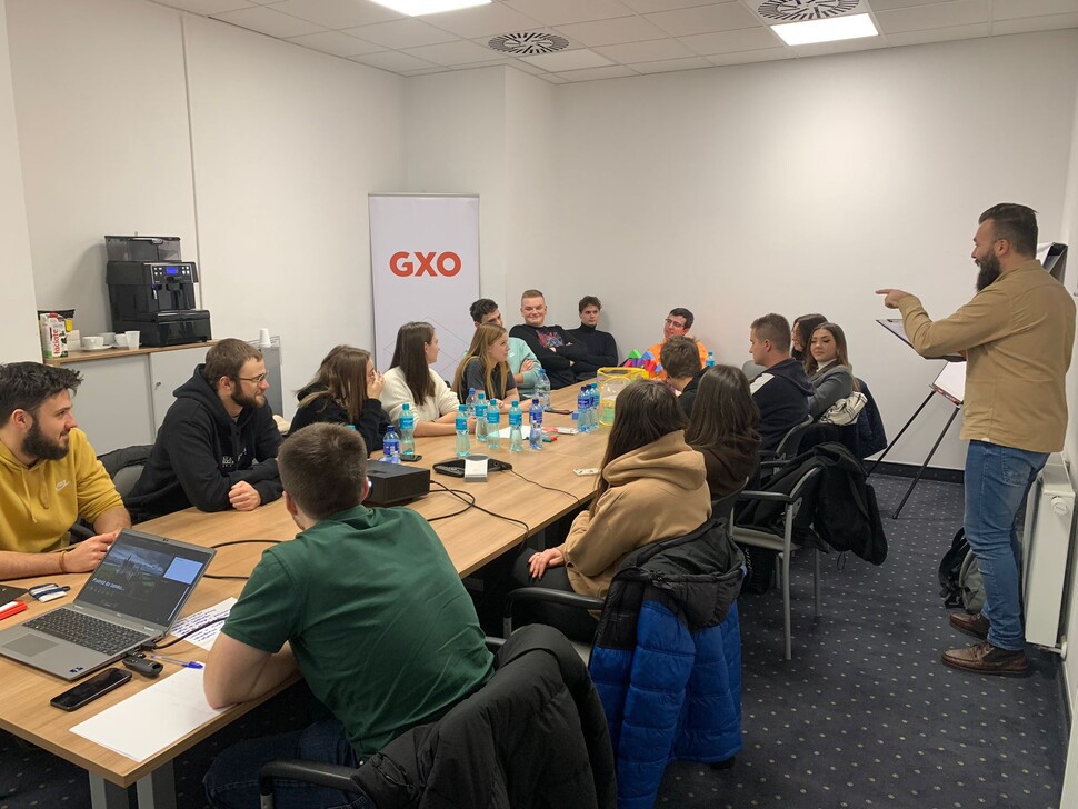 studenci w siedzibie z prelegentem podczas wykładu