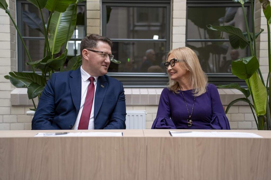 zdjęcie wykonane podczas podpisania