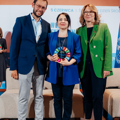 w środku Monika Wieczorek-Kosmala ze statuetką