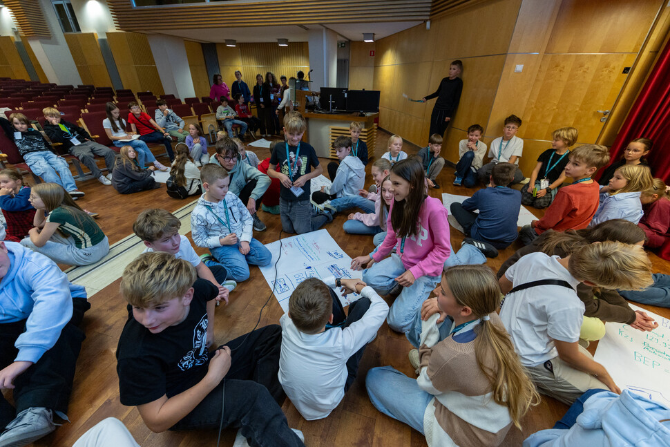 Zdjęcia przedstawiają inaugurację XXXV edycji Ekonomicznego Uniwersytetu Dziecięcego w Katowicach, w której uczestniczyło prawie 150 młodych studentów. Fotografie dokumentują uroczyste rozpoczęcie programu oraz pierwsze zajęcia ekonomiczne dla dzieci. 