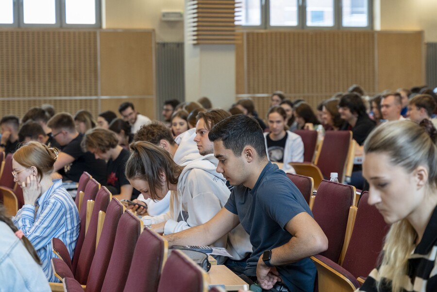 studenci słuchający wykladu 