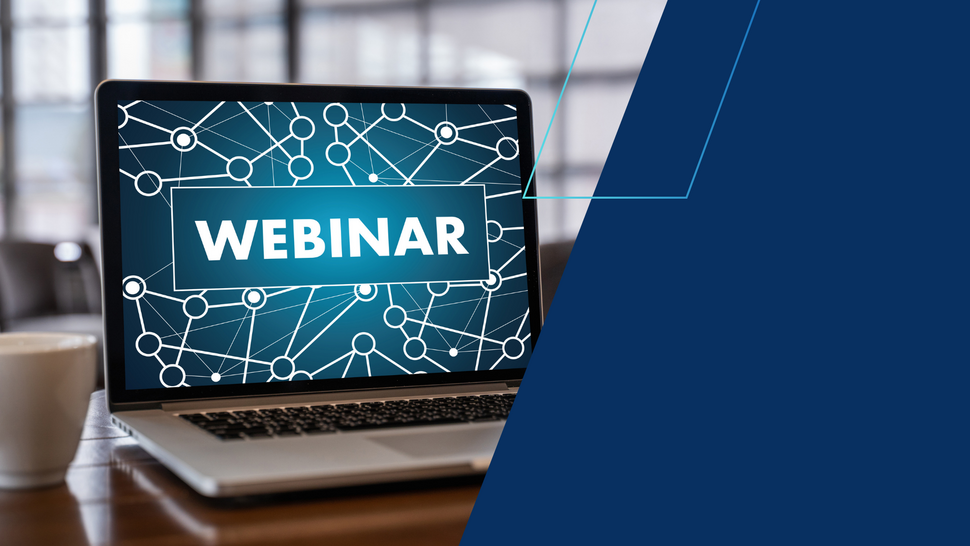 Laptop stojący na biurku wyświetla na ekranie napis „WEBINAR” na tle grafiki z połączonymi punktami symbolizującymi sieć; obok znajduje się filiżanka kawy, a prawa część obrazu wypełniona jest granatowym panelem graficznym.