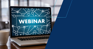 Laptop stojący na biurku wyświetla na ekranie napis „WEBINAR” na tle grafiki z połączonymi punktami symbolizującymi sieć; obok znajduje się filiżanka kawy, a prawa część obrazu wypełniona jest granatowym panelem graficznym.