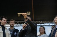 Wiceprezydent Miasta Katowice Waldemar Bojarun z kluczem