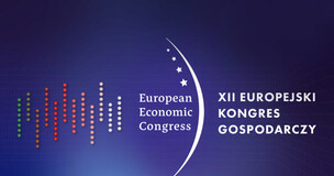 Obrazek przedstawia logi Europejskiego Kongresu Gospodarczego na granatowym tle.