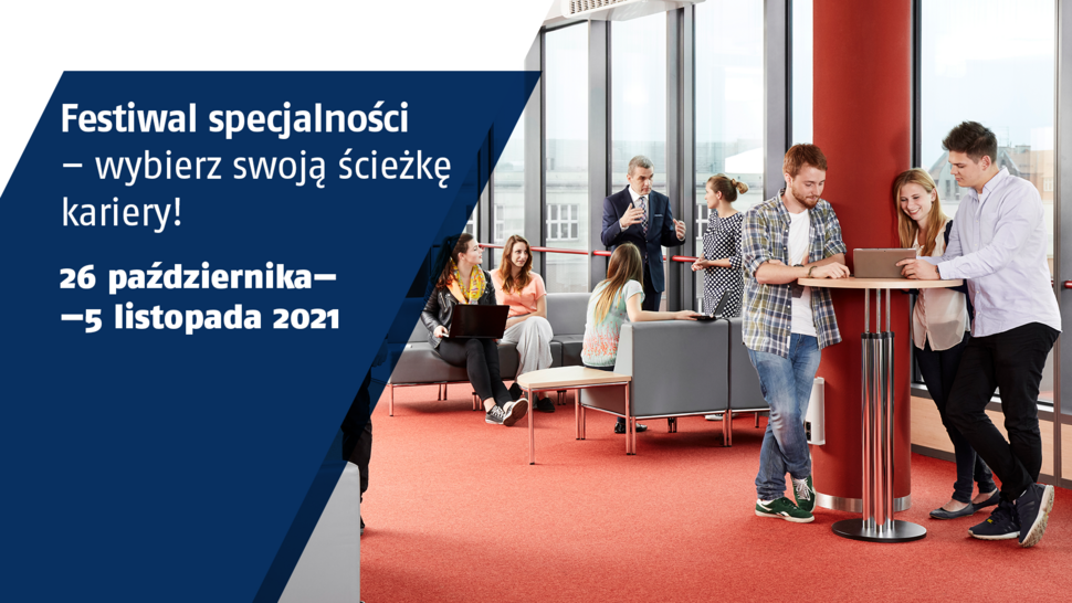 grupa studentów stojąca przy wysokich stolikach