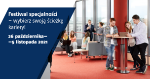 grupa studentów stojąca przy wysokich stolikach