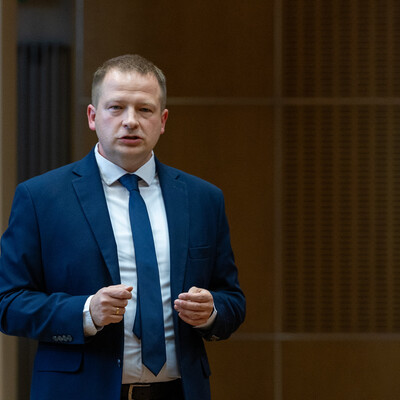 Zdjęcia przedstawiają inaugurację XXXV edycji Ekonomicznego Uniwersytetu Dziecięcego w Katowicach, w której uczestniczyło prawie 150 młodych studentów. Fotografie dokumentują uroczyste rozpoczęcie programu oraz pierwsze zajęcia ekonomiczne dla dzieci. 