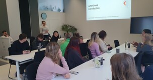 studenci podczas zajęć w apa group