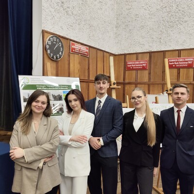 Studenci Uniwersytetu Ekonomicznego w Katowicach na tle prac