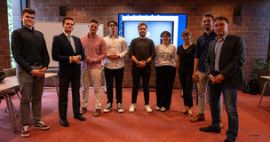 zdjęcie grupowe kilku uczestników