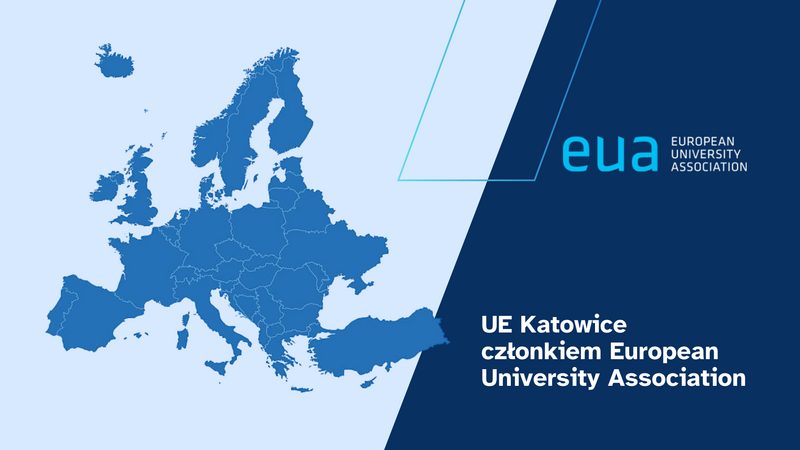 Grafika informacyjna przedstawiająca mapę Europy w odcieniach niebieskiego, z zaznaczonymi granicami państw. Po prawej stronie widnieje logo EUA (European University Association) oraz komunikat: „UE Katowice członkiem European University Association” zapisany białym fontem na granatowym tle.