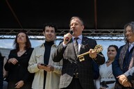 Wiceprezydent Miasta Katowice Waldemar Bojarun z kluczem