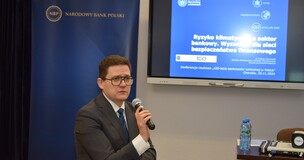 Łukasz Szewczyk wygłaszający referat