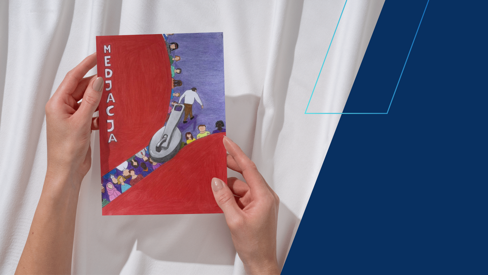 Dłonie trzymające Plakat promujący Międzynarodowy Dzień Mediacji 2026