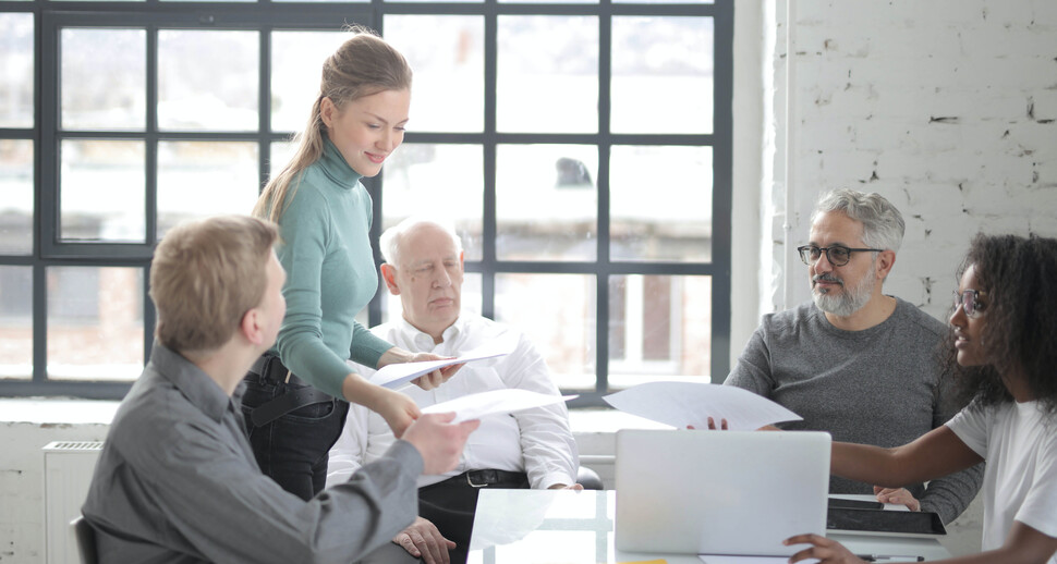 Obrazek przedstawia stażystę podczas pracy w firmie.