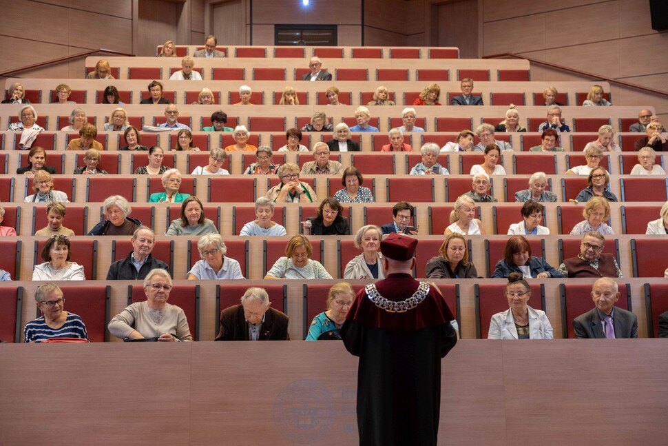 Prorektor mówiący do uczestników UETW