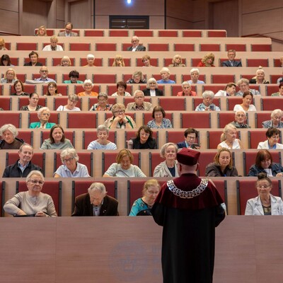 Prorektor prof. Wolny mówiący do uczestników UETW