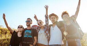 Obrazek przedstawia uczestników poprzednich edycji oraz logo wydarzenia w kolorze białym. Źródło: freepik.com