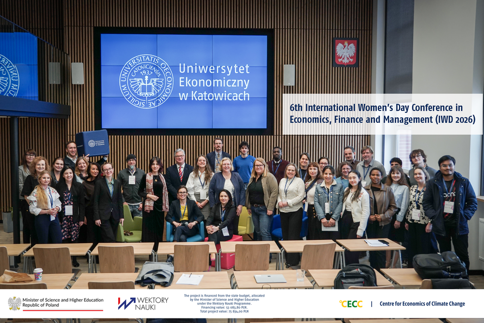 zdjęcie grupowe uczestników spotkania + logotypy projektowe