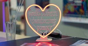 glass hearft with the logo of WOŚP