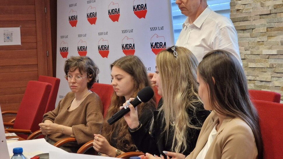 Zdjęcie prezentujące 4 studentki w trakcie panelu dyskusyjnego.
