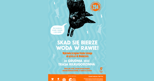 Plakat w odcieniach jasnoniebieskiego przedstawiający stylizowaną, czarną, odwróconą rybę zawieszoną nad falującym tłem przypominającym wodę. W białej chmurce dialogowej obok ryby widnieje tekst: „Rzuć szczęściarza do wody, a wypłynie z rybą w zębach.” Centralnie umieszczony biały i pomarańczowy napis informuje o wydarzeniu: „Skąd się bierze woda w Rawie? Wędrówka brzegiem Potoku Leśnego od ujścia aż do Wododziału. 20 grudnia 2025. Trasa kilkugodzinna. Zbiórka: godz. 10.00 w Centrum Informacji Naukowej i Bibliotece Akademickiej (CINiBA), ul. Bankowa 11a, Katowice.” W prawym dolnym rogu znajduje się pomarańczowe logo akcji „Wyłącz GPS”. Na dole plakatu, na pomarańczowym pasie, widnieją logotypy partnerów oraz informacja o kierowniku wydarzenia: „Kierownik zamieszania: Paweł Graja.”