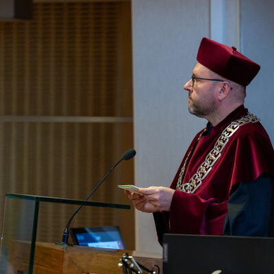 Zdjęcia przedstawiają inaugurację XXXV edycji Ekonomicznego Uniwersytetu Dziecięcego w Katowicach, w której uczestniczyło prawie 150 młodych studentów. Fotografie dokumentują uroczyste rozpoczęcie programu oraz pierwsze zajęcia ekonomiczne dla dzieci. 