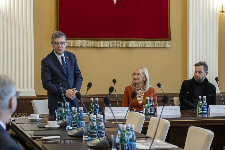 zdjęcie wykonane podczas spotkania, przedstawia jego uczestników