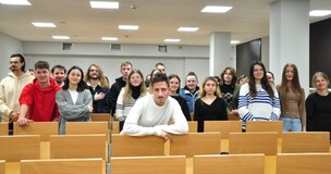 zdjęcie grupowe studentów