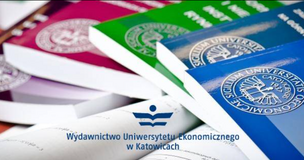 Obrazek przedstawia książki ułożone w stos.
