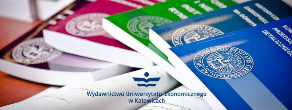 Obrazek przedstawia książki ułożone w stos.
