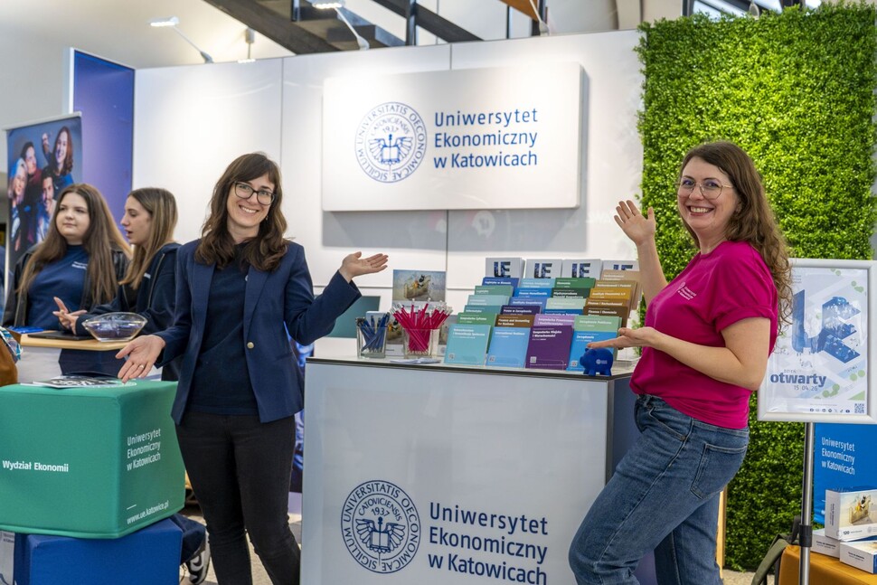 przedstawicielki UE Katowice wskazujące na stoisko