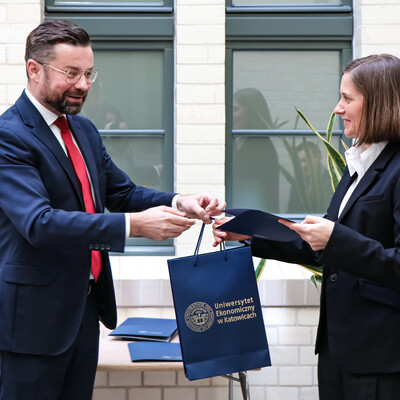 Wręczenie nagród w konkursie z okazji Światowego Dnia Praw Konsumenta [zdjęcie]