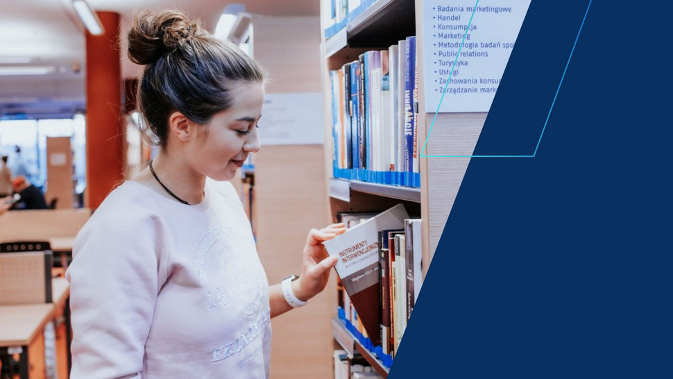 studentka w bibliotece głównej UE Katowice