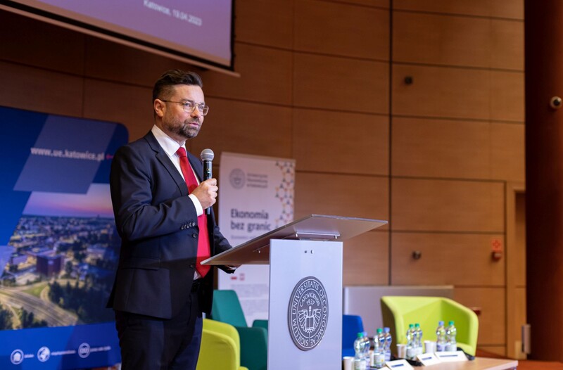 Zdjęcie przedstawia prof. Sławomira Smyczka, który wita uczestników wydarzenia
