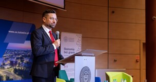 Zdjęcie przedstawia prof. Sławomira Smyczka, który wita uczestników wydarzenia